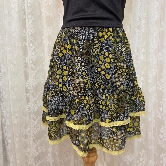 Dresses & Skirts - Black & Yellow Tiered Floral Mini Skirt Lace Trim Womens Large‎ Whimsigoth Fairy